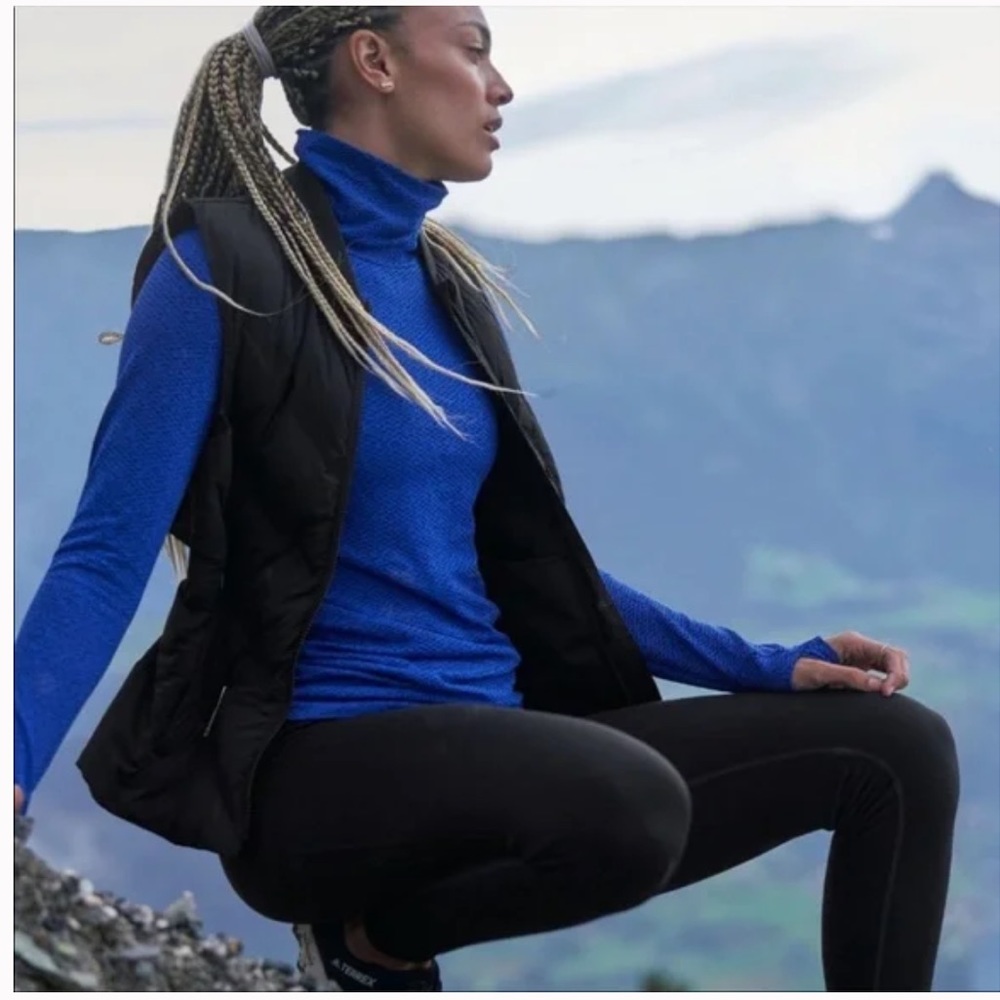 Athleta Flurry Peak Herringbone Long Sleeve
Turtleneck Blue/Black - Sz Small